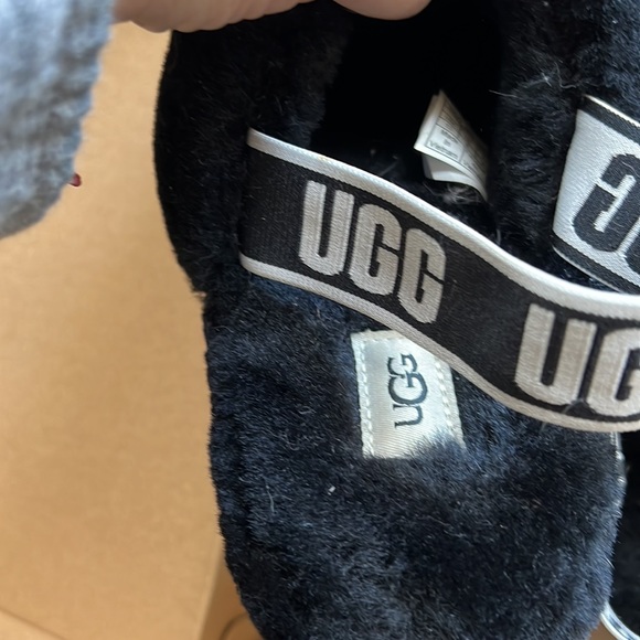 New ugg slippers - Picture 3 of 5